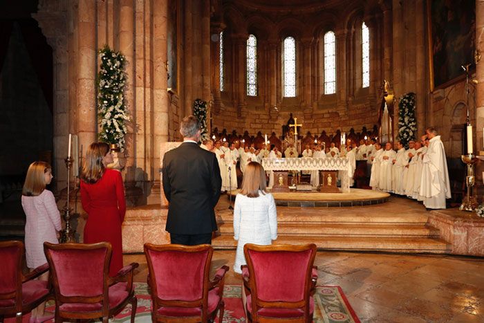 Los Reyes Felipe y Letizia con sus hijas en Covadonga