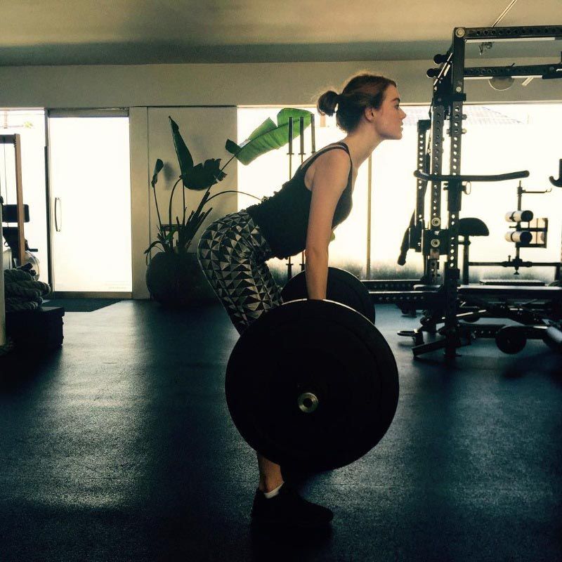 Emma Stone levanta peso muerto