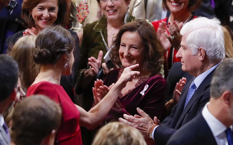 Paloma Rocasolano con su hija, la reina Letizia