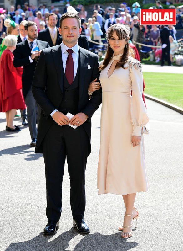 Patrick J. Adams y Troian Bellisario dan la bienvenida a su bebé en el coche