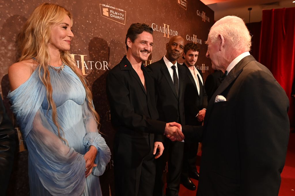 El rey Carlos III en el estreno de 'Gladiator II' con Connie Nielsen, Pedro Pascal y Denzel Washington 