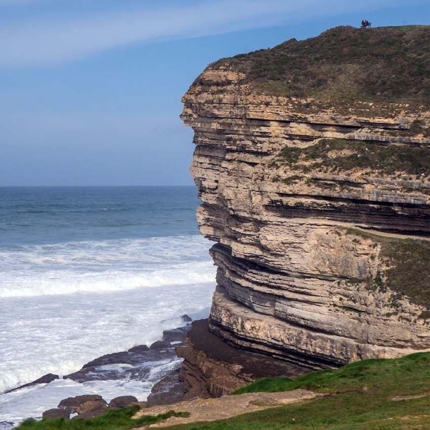 banco en lo alto de los acantilados de bolao cerca de tonanes cantabria