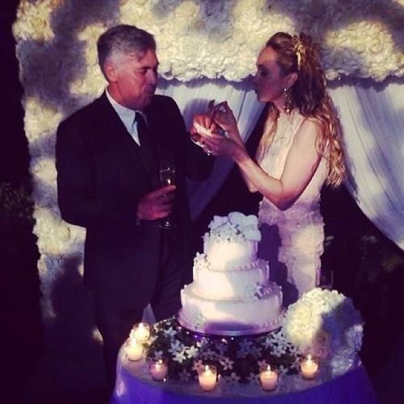 Momentos en el que los recién casados cortan la tarta nupcial celebrada en una ceremonia al aire libre en Vancouver