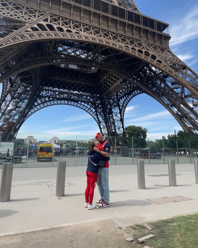 Laura Martínez fue sorprendida por su novio al pie de la Torre Eiffel.