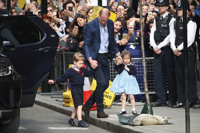 El príncipe Guillermo con sus hijos, los príncipes George y Charlotte, instantes antes de conocer al tercer hijo de los Duques de Cambridge