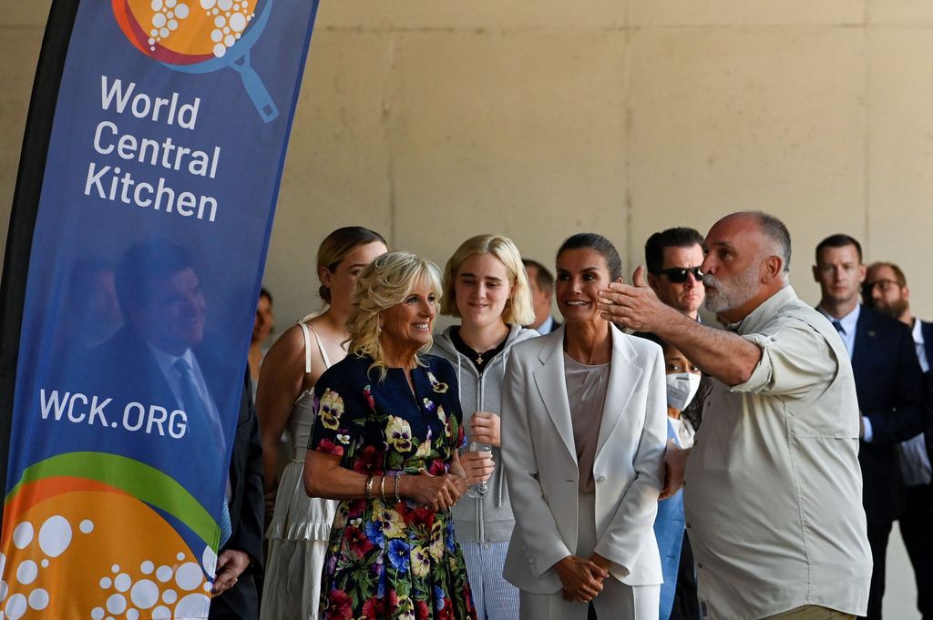 El chef José Andrés con la reina Letizia y Jill Biden, en Madrid en junio de 2022