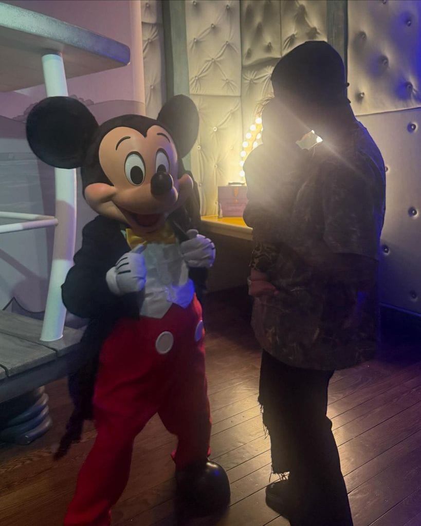 Kourtney grabó el especial momento en el que su bebé sostuvo su primer encuentro con Mickey Mouse.