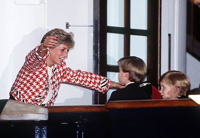 La princesa Diana con Harry y Guillermo en el yate Britannia en 1991