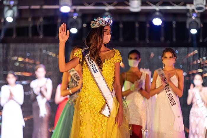 Ana García posando con la corona de Miss World Spain