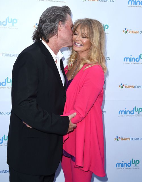 Goldie Hawn y Kurt Russell se deshicieron en besos y muestras de cariño sobre la alfombra roja
