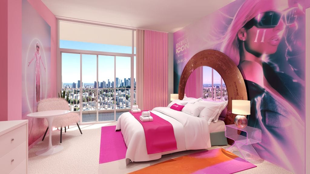 Vista de la cama de la habitación que ha diseñado Paris Hilton