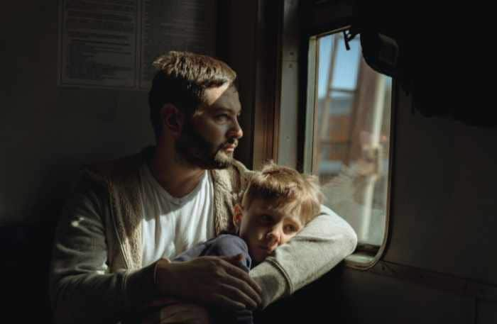 padre e hijo tristes en el tren