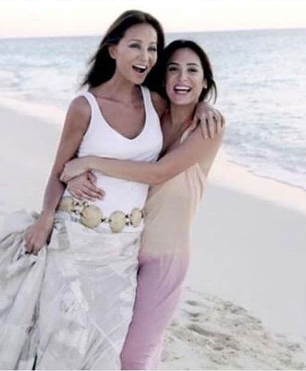 Tamara Falcó e Isabel Preysler en la playa 