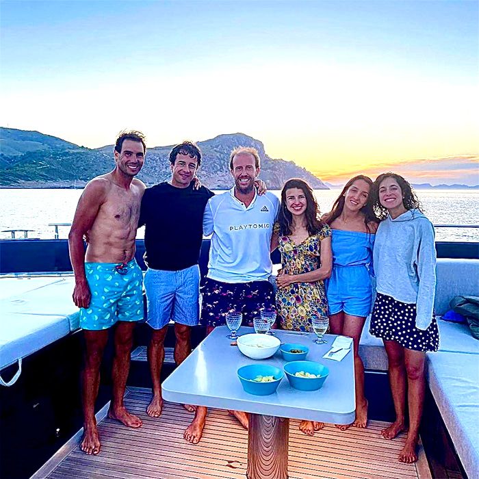 Rafa Nadal con amigos en su barco