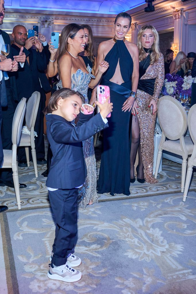 Eva Longoria y su hijo Santi en la Global Gift Gala en París