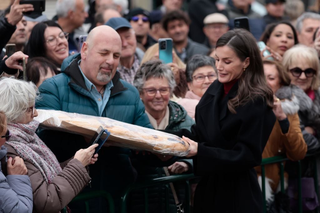 LA REINA LETIZIA SE DA UN BAÑO DE MASAS A SU LLEGADA A TUDELA