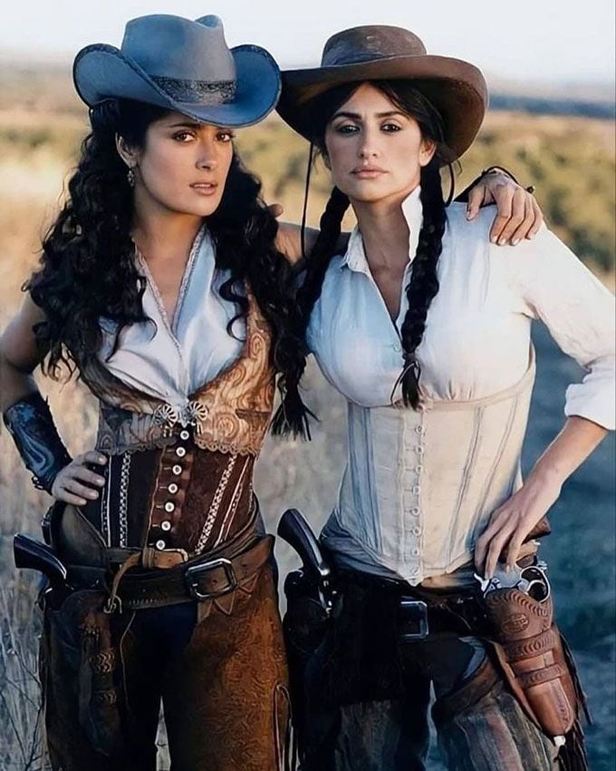 Salma Hayek y Penélope Cruz en 'Bandidas'