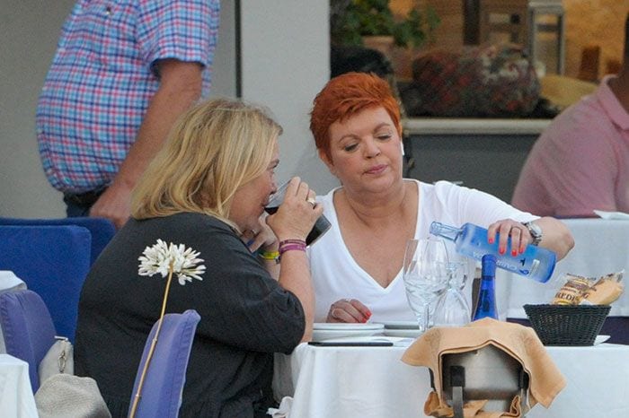 Terelu disfrutando de una cena en Málaga con una amiga