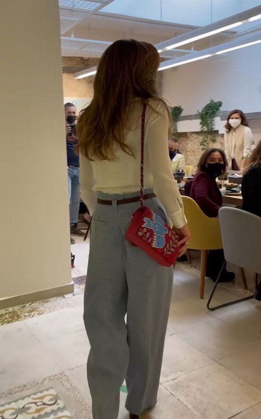 Rania de Jordania con pantalón de lino en invierno