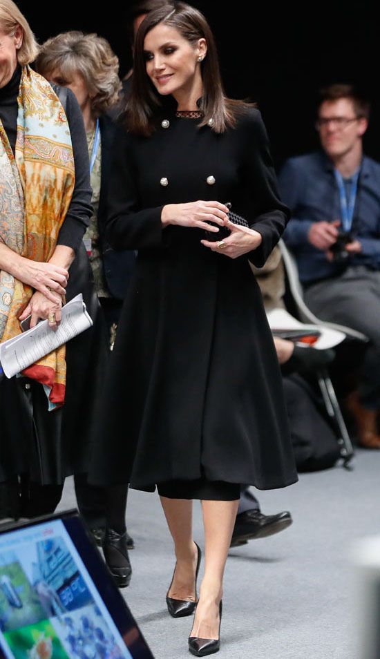 Reina Letizia con abrigo negro