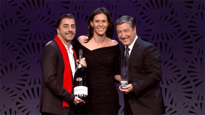 Los hermanos Roca no se han ido de ‘vacío’; dentro de los premios que habitualmente se reparten en esta ceremonia (al margen del listado en sí mismo), el restaurante catalán ha sido reconocido con el galardón ‘Ferrari Trento Art of Hospitality Award’ que premia la hospitalidad de un establecimiento.
