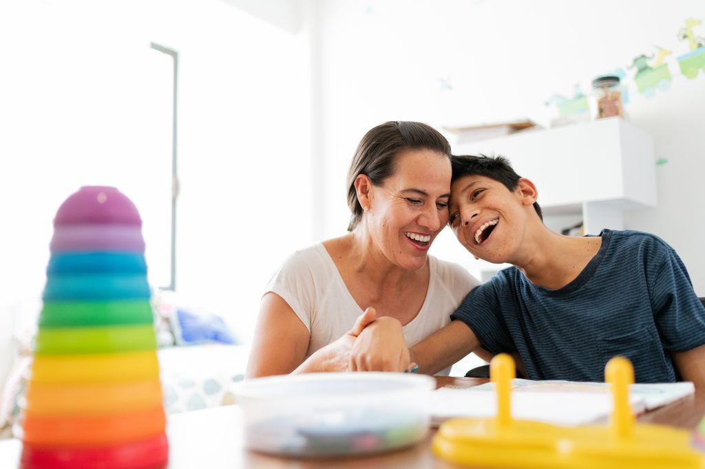 madre jugando con su hijo con parálisis cerebral