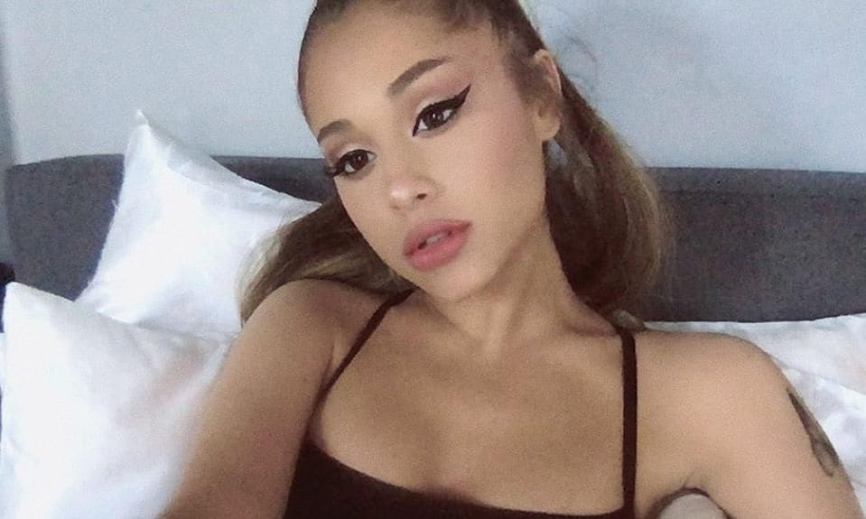 El delineado de Ariana Grande es sello de su beauty style