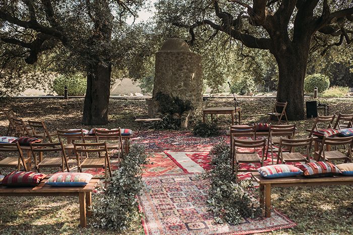 Altar de boda civil al aire libre con alfombras de Crimons