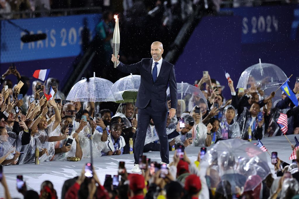 Zinedine Zidane inició el último recorrido de la antorcha olímpica.