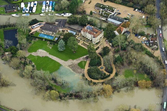 Así han dejado las lluvias el hogar del matrimonio Clooney. Copyright: Vagner Vidal/INS News Agency
