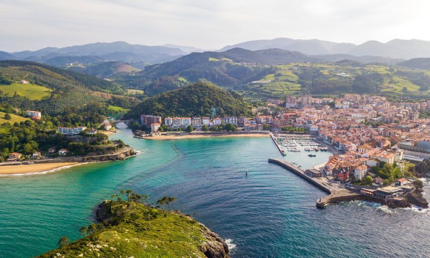 pueblo pesquero de lekeitio en la costa vasca provincia de vizcaya