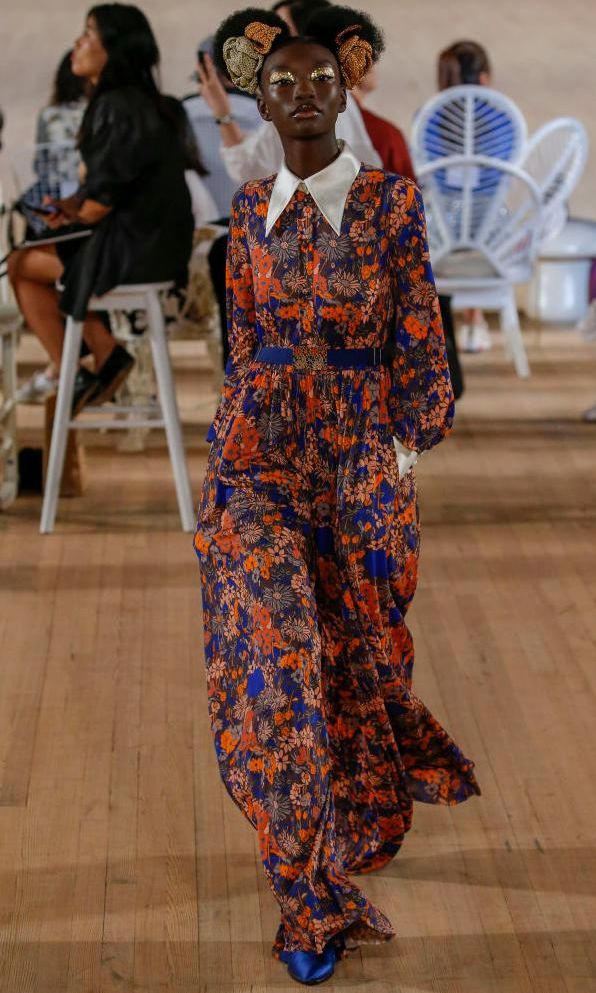 jumpsuit estampado de flores en la pasarela de marc jacobs