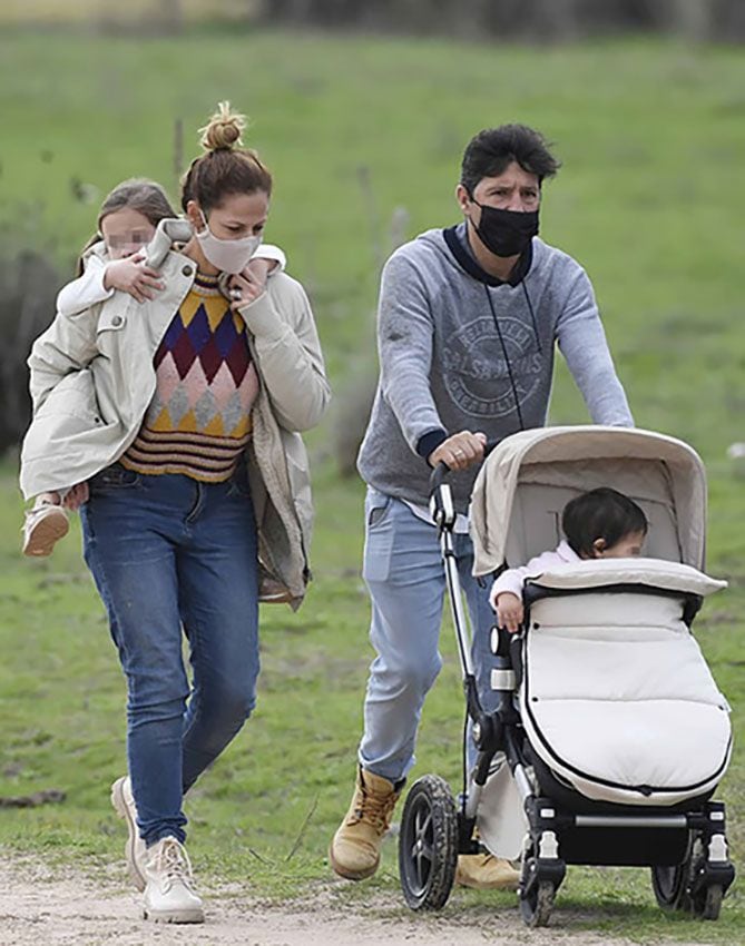 Pastora Soler con su marido y sus hijas