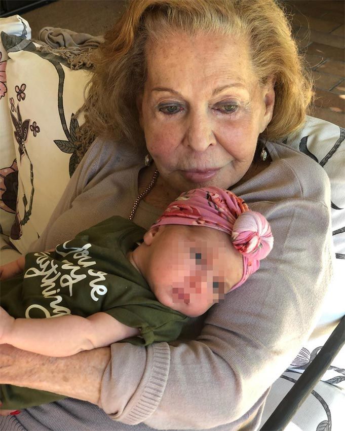 Elena, la abuela de Elena Tablada, con su bisnieta Camila