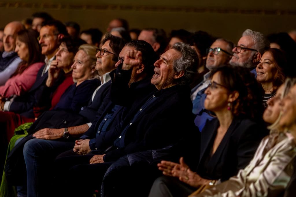 El cantante Miguel Ríos (c), durante el concierto fin de gira sinfónica de Víctor Manuel, en el Teatro Real, a 16 de noviembre de 2024, en Madrid (España)