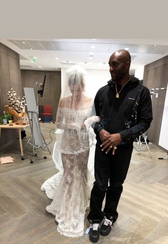 Hailey Bieber con el diseñador de su vestido de boda, Virgil Abloh