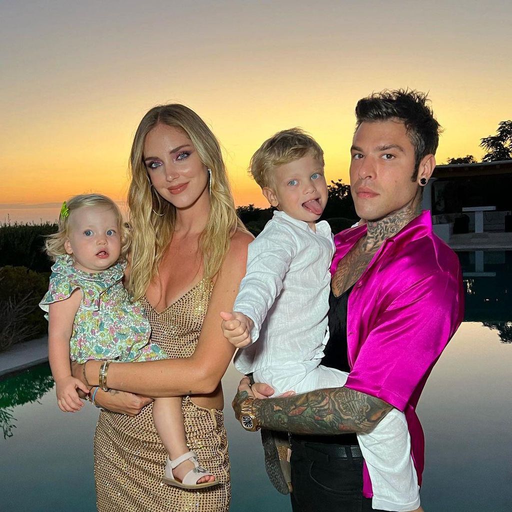 Chiara Ferragni y Fedez con sus hijos