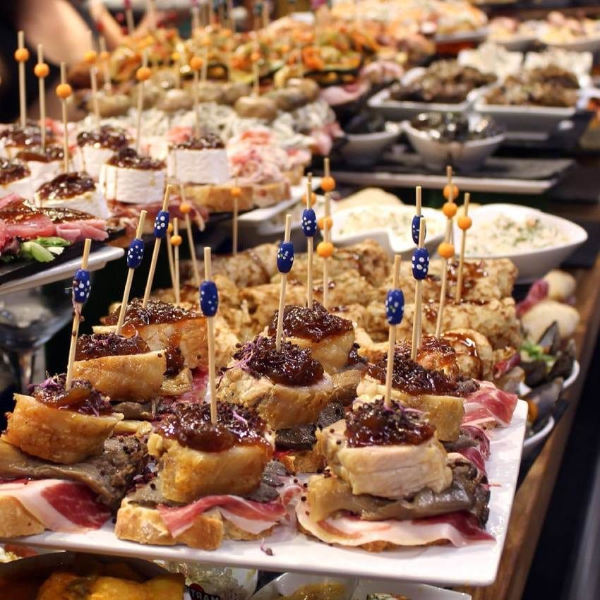 pinchos en una barra de bilbao