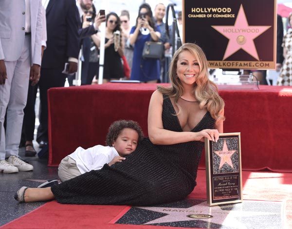 Estaba muy cansado así que se recostó sobre su madre, mientras esta posaba con su esperada estrella en el paseo de la fama
