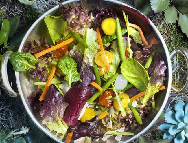 En la imagen, algunos de los platos de la carta diseñada por Ramón Freixa para 'Ático'. De arriba abajo y de izquierda a derecha: Ensalada verde agitada; Tagliatelle gratinados como en el Cipriani de Venecia: Rape empanado; y Éclair de foie gras con higos. 
