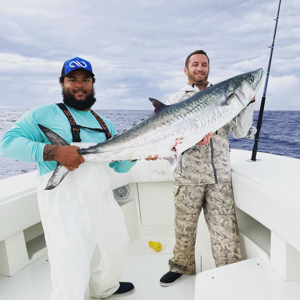 Connor Cruise mostró interés por la pesca deportiva.