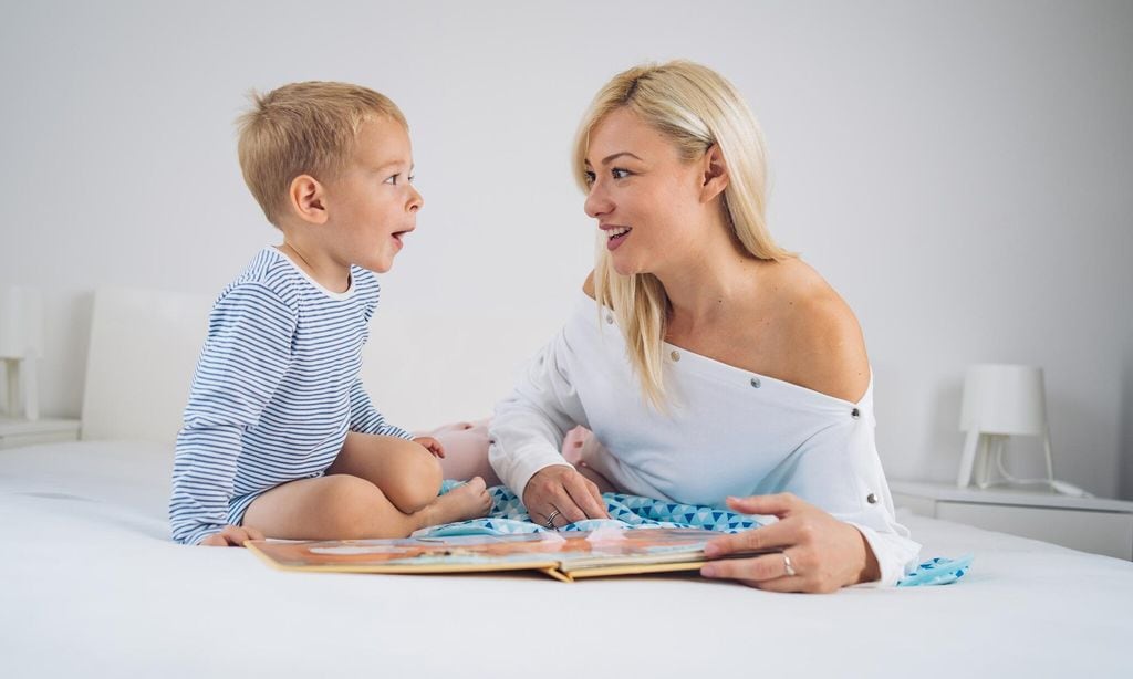 madre lee libro a su hijo