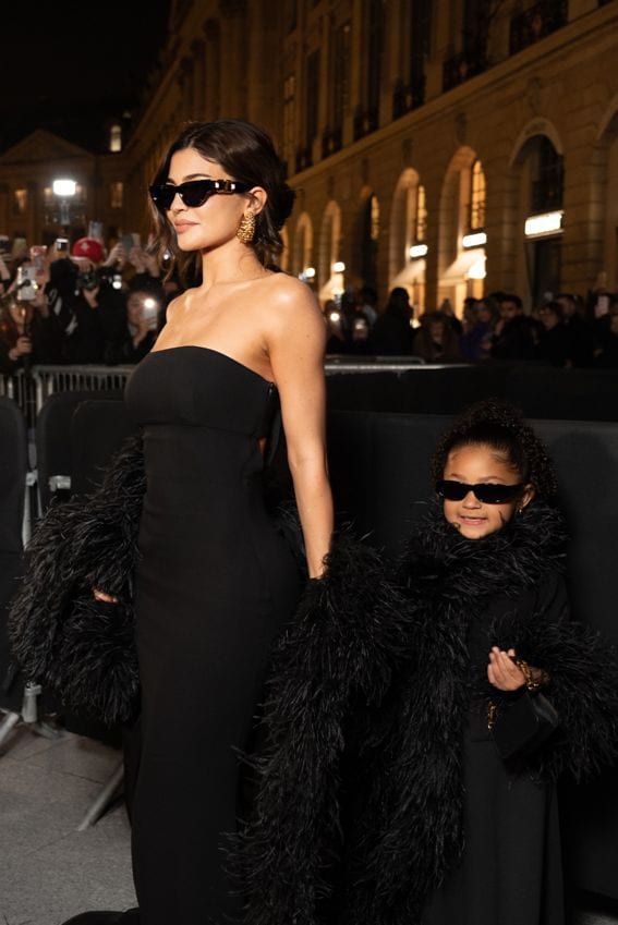 Kylie Jenner y su hija Stormi, dos 'gemelas' en la semana de la moda de París