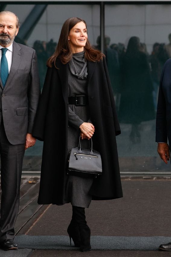 La reina Letizia estrena un vestido español de cuello bufanda con botas seductoras