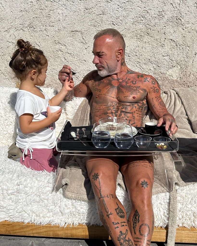 Gianluca Vacchi ha demostrado ser un padre cariñoso y dedicado con su pequeña Blu Jerusalema.