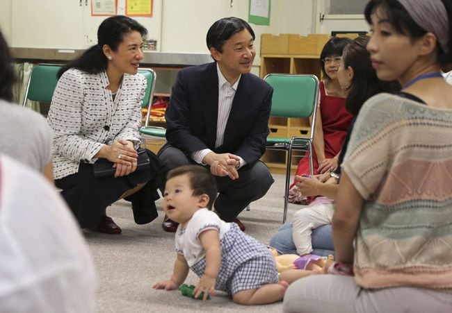 Indudablemente parece que Masako de Japón camina rumbo a la recuperación, ya que días después de anunciar su viaje oficial a Tonga, ha estado visitando una guardería en compañía de su marido
