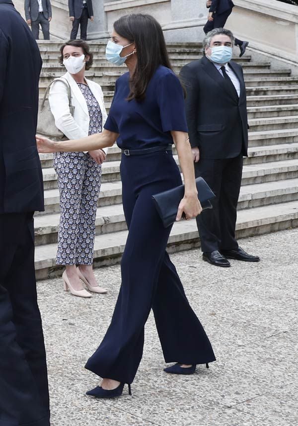 Reina Letizia con pantalones palazzo