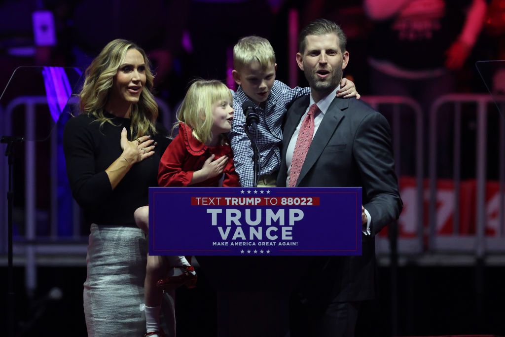 Lara en plena campaña de Trump, con sus hijos y su marido