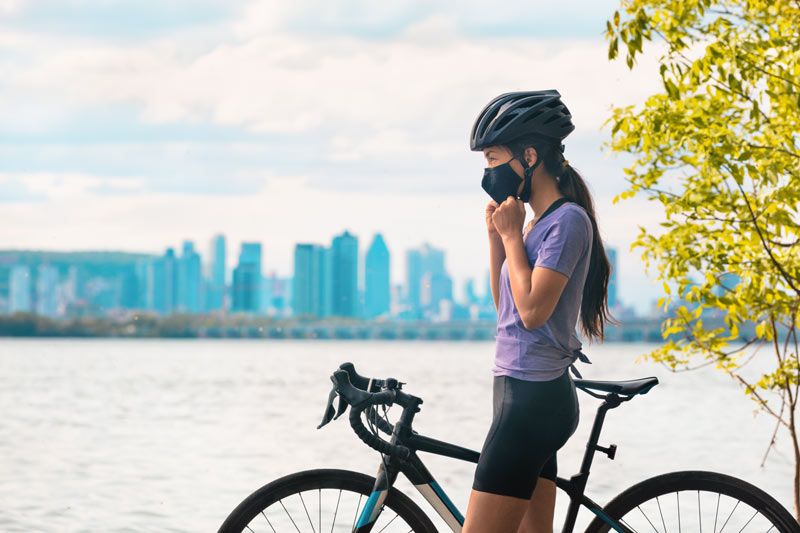 mujer bici mascarilla