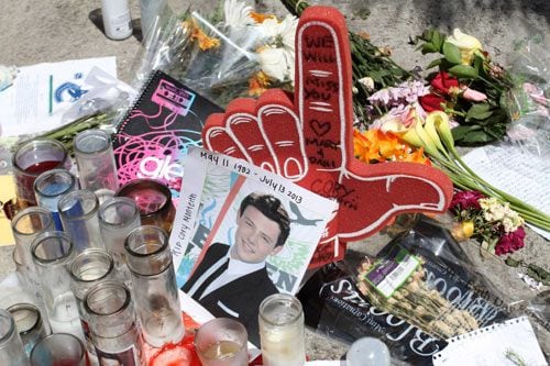 Desde el anuncio de su muerte, centenares de personas están desfilando de forma improvisada frente al hotel Fairmont Pacific Rim en el que Monteith murió y han depositado flores, retratos, velas y notas personales en recuerdo del actor
